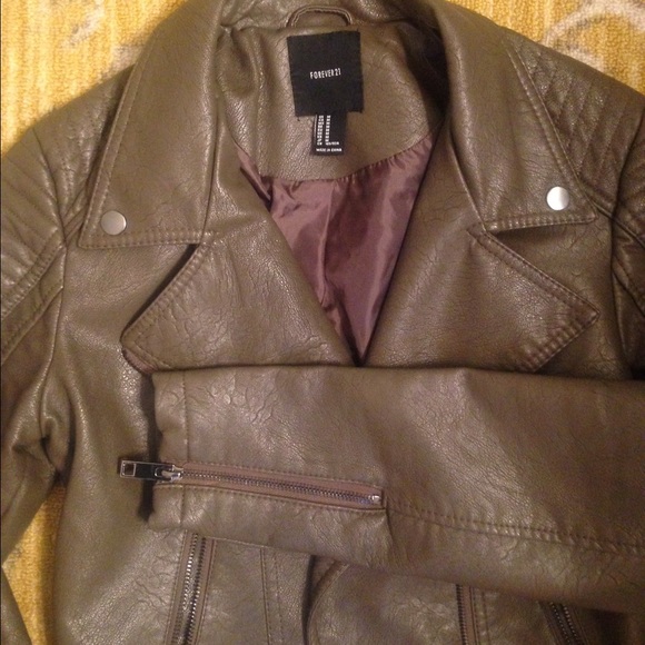 SUPER CUTE! Vegan leather olive jacket - Picture 2 of 4